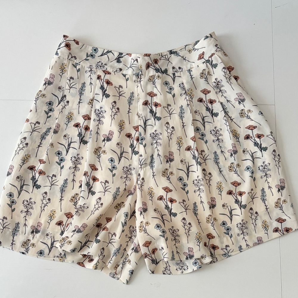 Floral Cream Women's Shorts